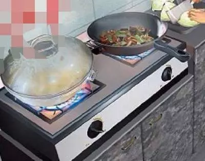 在婆家我一人煮了整10道菜,招待老公的親戚們,我去了趟洗手間,出來後瞬間「驚」了一下...