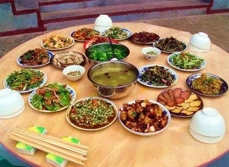 去兒子家吃飯從來沒上過飯桌,看到兒媳的碗,公公起身離開家
