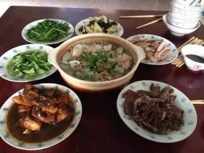 去兒子家吃飯從來沒上過飯桌,看到兒媳的碗,公公起身離開家