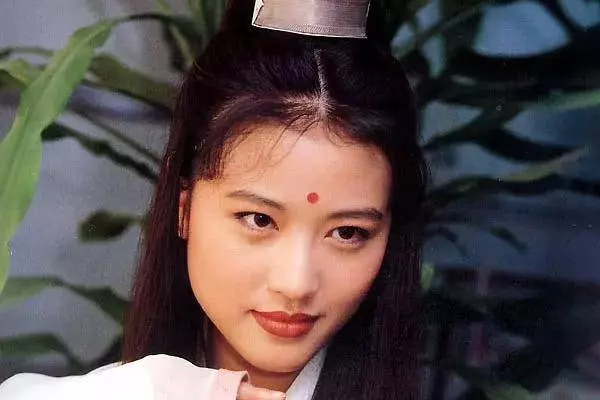 52歲周海媚中年危機?臉依然年輕,穿的像18歲但身材卻如大媽