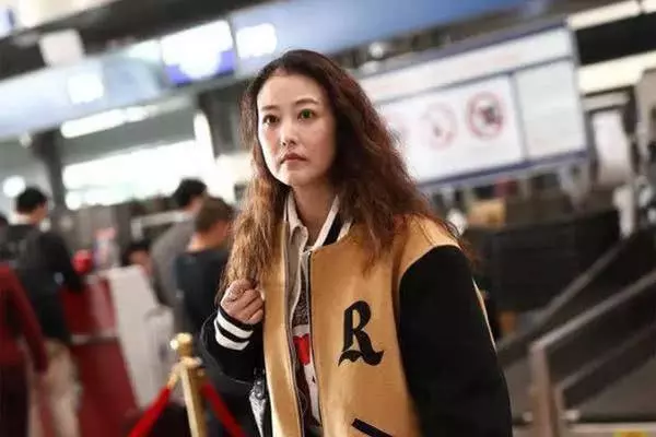 52歲周海媚中年危機?臉依然年輕,穿的像18歲但身材卻如大媽