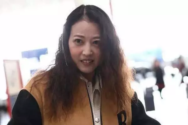 52歲周海媚中年危機?臉依然年輕,穿的像18歲但身材卻如大媽