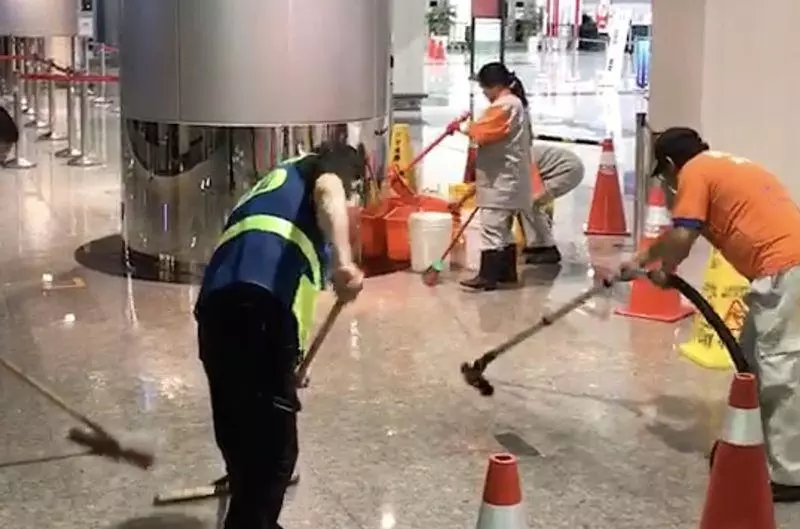凌晨瞬間大雨 桃機2航廈漏水了