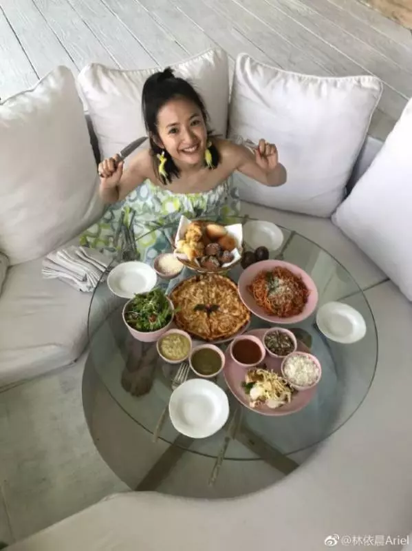 撒糖預警!女神林依晨宣告停工「積極做人」!罕見曬「老公正面照」,「站身後一個Move」甜爆!