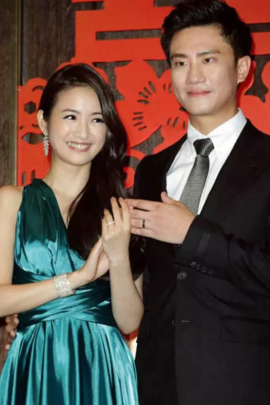 撒糖預警!女神林依晨宣告停工「積極做人」!罕見曬「老公正面照」,「站身後一個Move」甜爆!