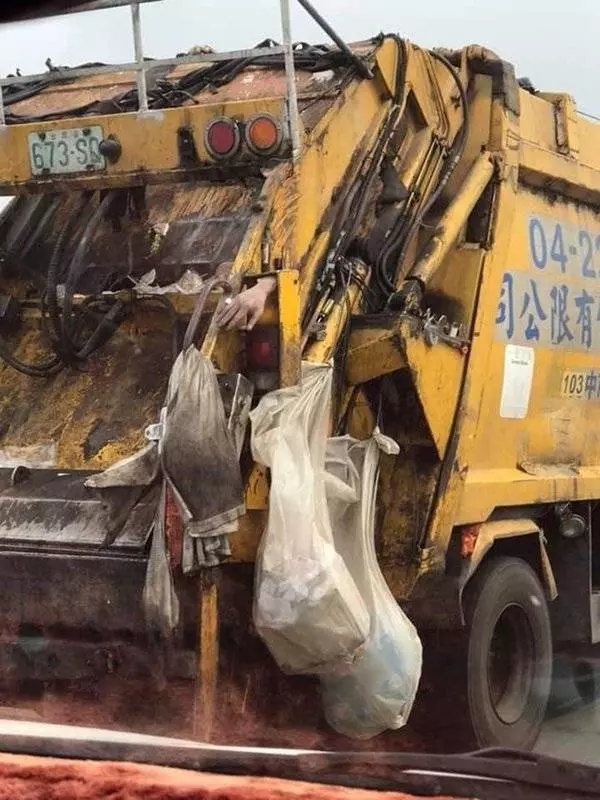 垃圾車出現斷手 嚇死網民