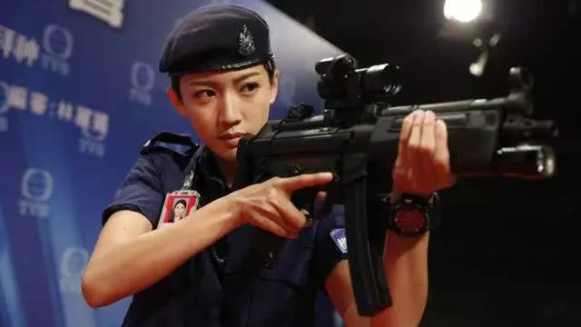 自出道以來,醜聞是一波接著一波,曾因小三之名險些步入黃心穎偷食後塵,這位TVB花旦幸運洗白了~~~