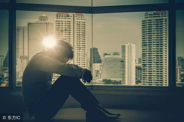 老公帶個女人回家,我哭著離開,路上遇到高中同學我決定不離婚了