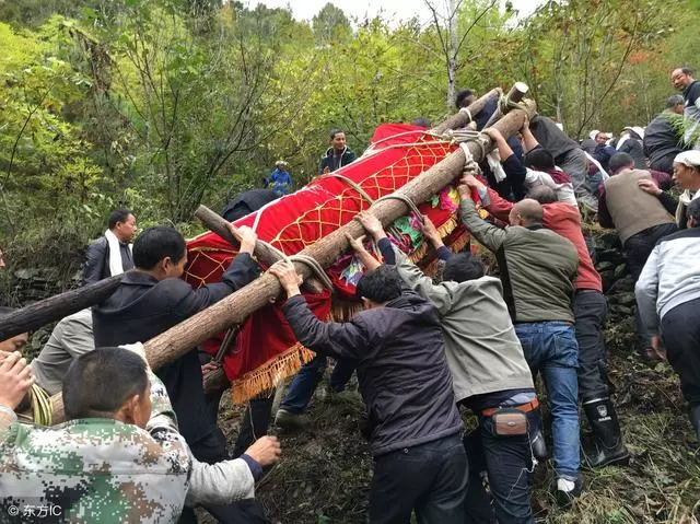 老公帶個女人回家,我哭著離開,路上遇到高中同學我決定不離婚了
