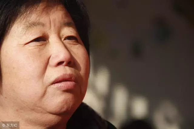 我剛結婚,第二天媽就跟爸提出離婚,媽說出理由後,我含淚說離吧
