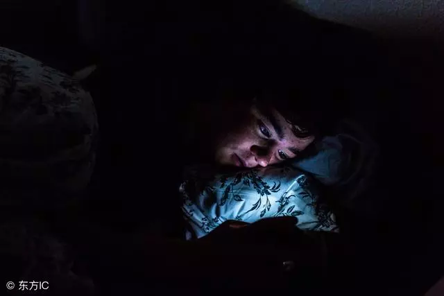 老公病重,我問婆婆借錢被拒,半夜老公接了個電話,我哭了一晚上