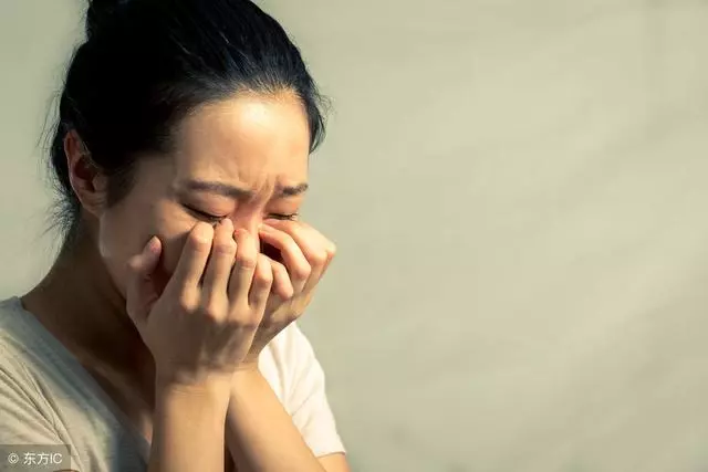 老公病重,我問婆婆借錢被拒,半夜老公接了個電話,我哭了一晚上