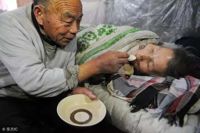 兒子記恨父母三十年,兒媳和孫子一席話,兒子哭著跪地向父母認錯