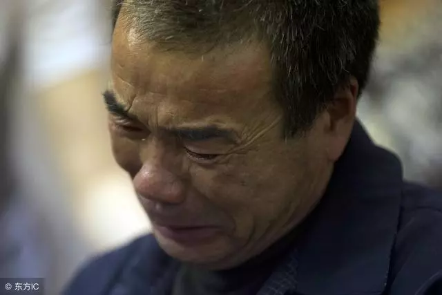 兒子記恨父母三十年,兒媳和孫子一席話,兒子哭著跪地向父母認錯