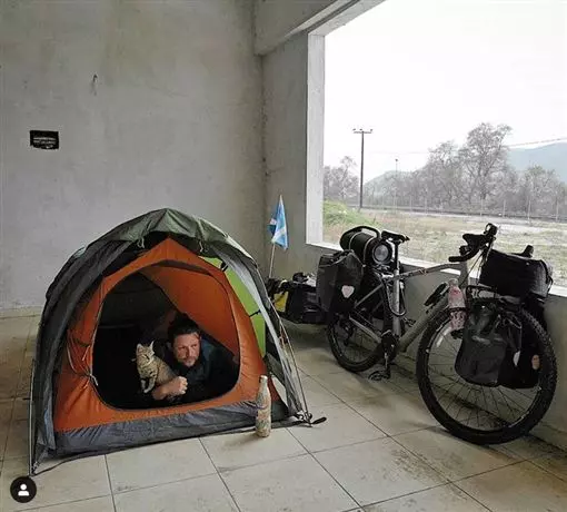 蘇格蘭男騎單車壯遊 半途遇喵星人撒嬌 強行加入成旅伴
