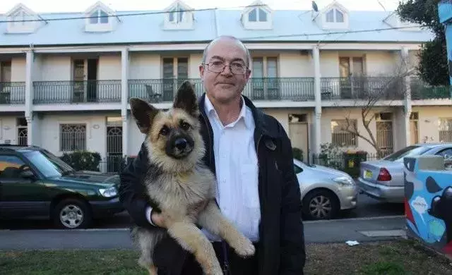 狗狗患上侏儒症,醫生建議安樂死,主人卻把它養大