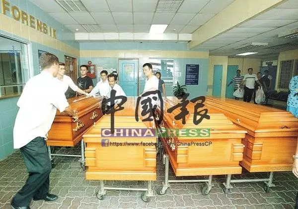 為兒子慶生,父親親手將三名兒女勒斃,再上吊自殺,牆上兩段遺言,讓人不寒而慄