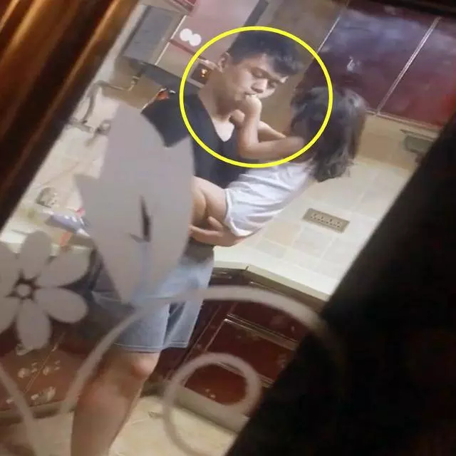 回家找不到父女倆!順著聲音「到廚房一看」媽媽頓時無法淡定了~