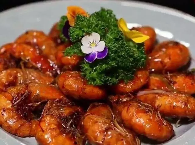 油爆大蝦,外皮酥脆,蝦肉多汁,製作過程只需幾分鐘哦!