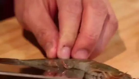 油爆大蝦,外皮酥脆,蝦肉多汁,製作過程只需幾分鐘哦!