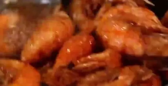 油爆大蝦,外皮酥脆,蝦肉多汁,製作過程只需幾分鐘哦!