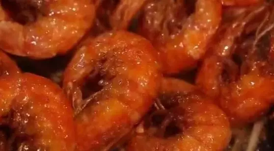 油爆大蝦,外皮酥脆,蝦肉多汁,製作過程只需幾分鐘哦!