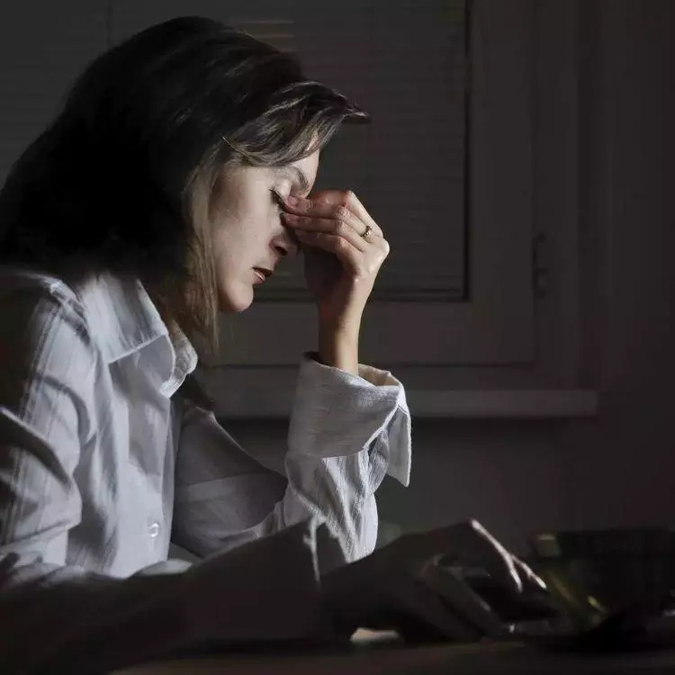 悄悄「偷走」壽命的4個行為,熬夜僅排第二,再舒服也儘量忍住!