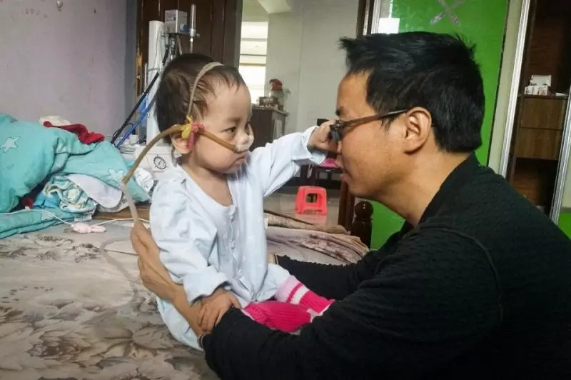 2歲寶寶患重症似嬰兒般大小,靠一台呼吸機活著:一定要撐到5歲
