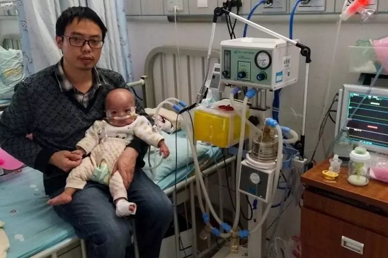 2歲寶寶患重症似嬰兒般大小,靠一台呼吸機活著:一定要撐到5歲