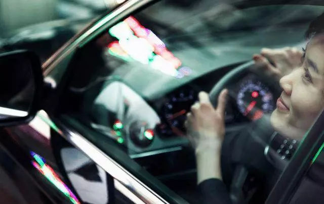 為啥有的車主開車窗只開一側?很多人都不知道,一起了解一下!