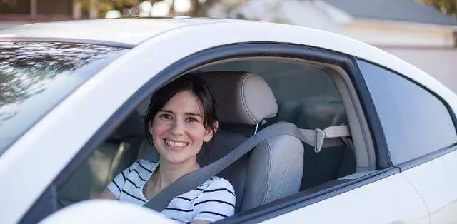 為啥有的車主開車窗只開一側?很多人都不知道,一起了解一下!
