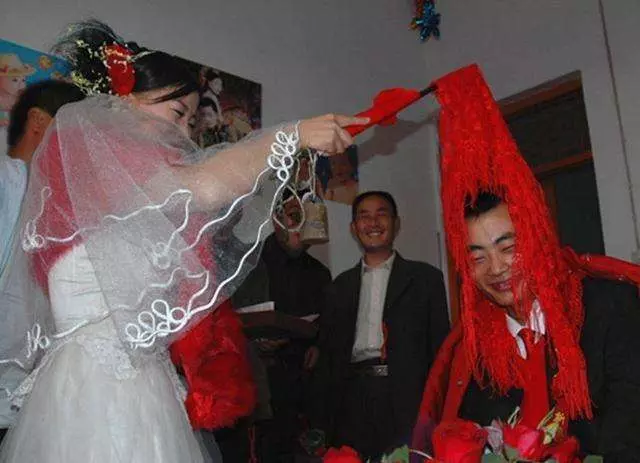 母親非把女兒的新房給乞丐住,兩年後乞丐去世,女兒推開房門蒙住