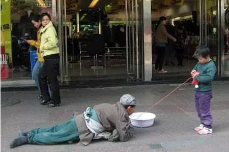 母親非把女兒的新房給乞丐住,兩年後乞丐去世,女兒推開房門蒙住