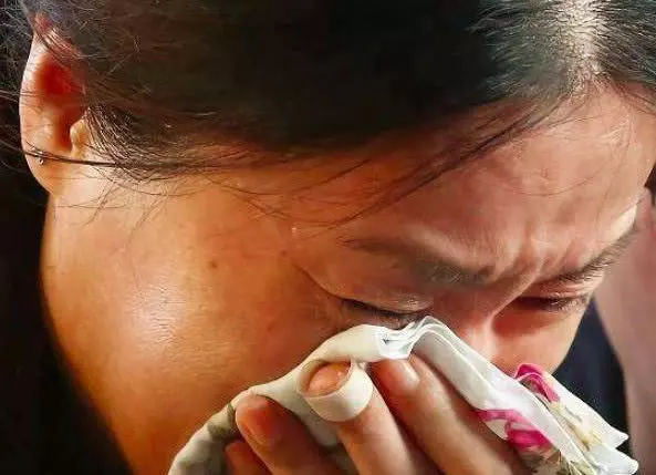 兒子婚後六年不歸,娘偷偷進城,孫兒隨口一句,娘傻住
