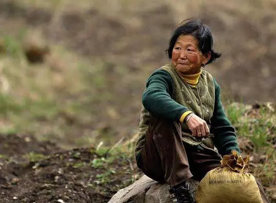 兒子婚後六年不歸,娘偷偷進城,孫兒隨口一句,娘傻住