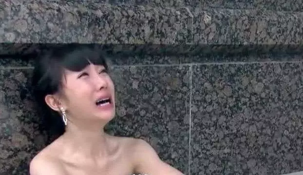 爺爺撿廢品供孫女上學,出嫁時爺爺不來,得知原因,孫女調頭離去