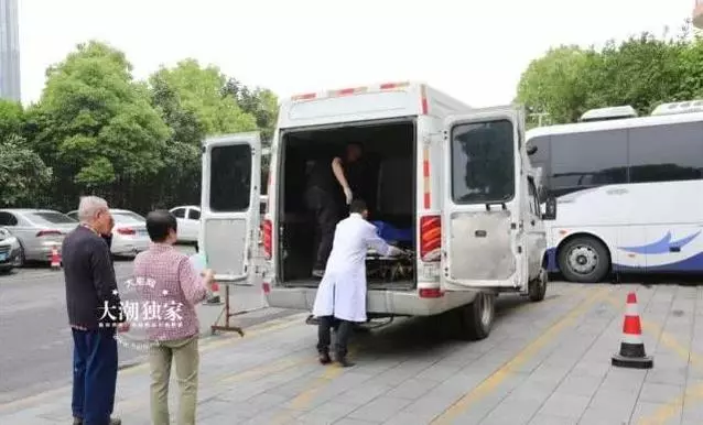 結婚50年沒孩子,他們決定「遺體捐獻」!阿嬤走後阿公跪倒在遺體前:「她從未走遠」