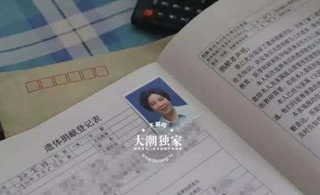 結婚50年沒孩子,他們決定「遺體捐獻」!阿嬤走後阿公跪倒在遺體前:「她從未走遠」