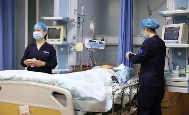結婚50年沒孩子,他們決定「遺體捐獻」!阿嬤走後阿公跪倒在遺體前:「她從未走遠」