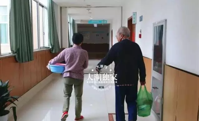 結婚50年沒孩子,他們決定「遺體捐獻」!阿嬤走後阿公跪倒在遺體前:「她從未走遠」