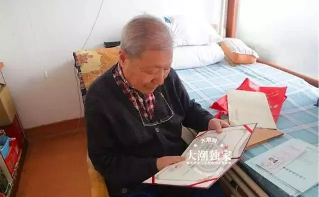 結婚50年沒孩子,他們決定「遺體捐獻」!阿嬤走後阿公跪倒在遺體前:「她從未走遠」