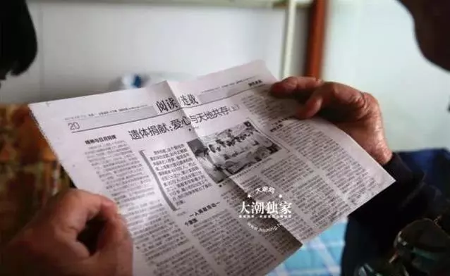 結婚50年沒孩子,他們決定「遺體捐獻」!阿嬤走後阿公跪倒在遺體前:「她從未走遠」