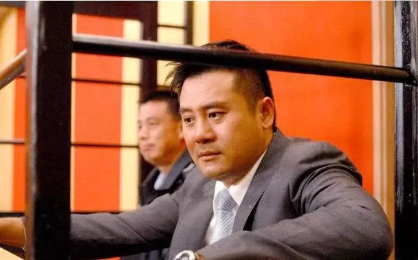 他表面跑了20年龍套,實則是身家億萬富翁,網歎:真的太低調