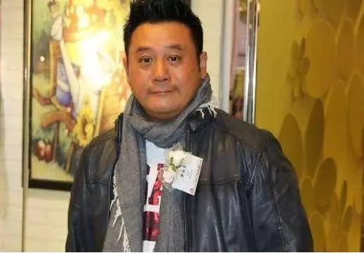他表面跑了20年龍套,實則是身家億萬富翁,網歎:真的太低調