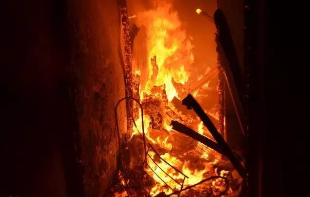 父母病逝後,全村供養他三年,他卻放火燒村還大家恩情