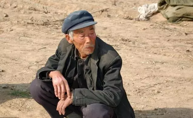 父母病逝後,全村供養他三年,他卻放火燒村還大家恩情