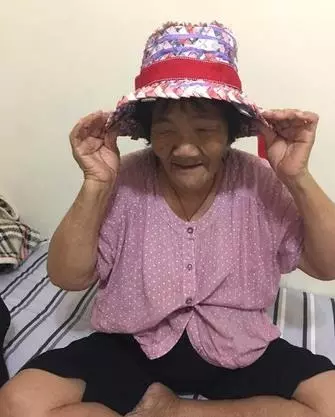 狂媽母親節禮物送「錢帽」,每一處都是真鈔!網知金額驚喊:千萬別戴出門