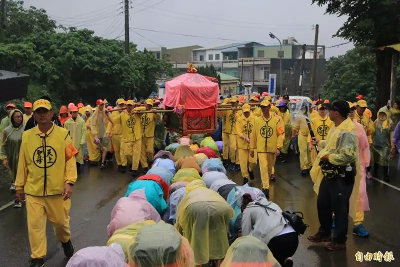 兒子早產瀕死!白沙屯媽祖顯神蹟「帶他闖過各難關」 母親淚曝「寶貝微笑離開」:是娘娘的旨意