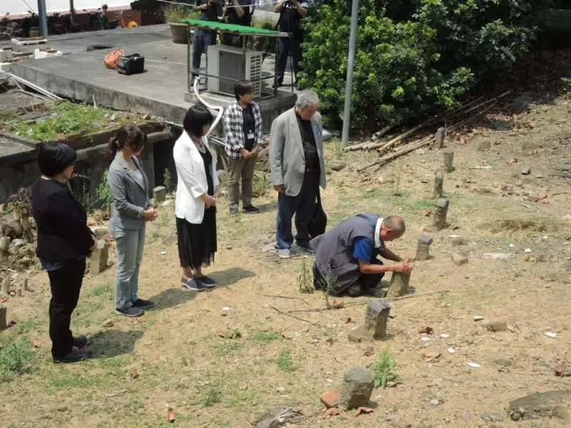 「爸,我要帶你回家…」促轉會助他尋獲父親遺骨,布農族兒「跪亂葬崗」痛哭!