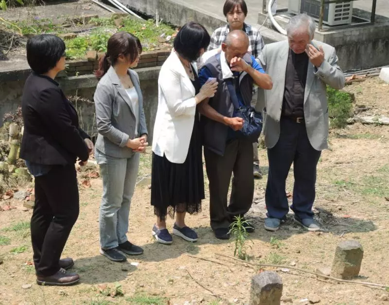 「爸,我要帶你回家…」促轉會助他尋獲父親遺骨,布農族兒「跪亂葬崗」痛哭!